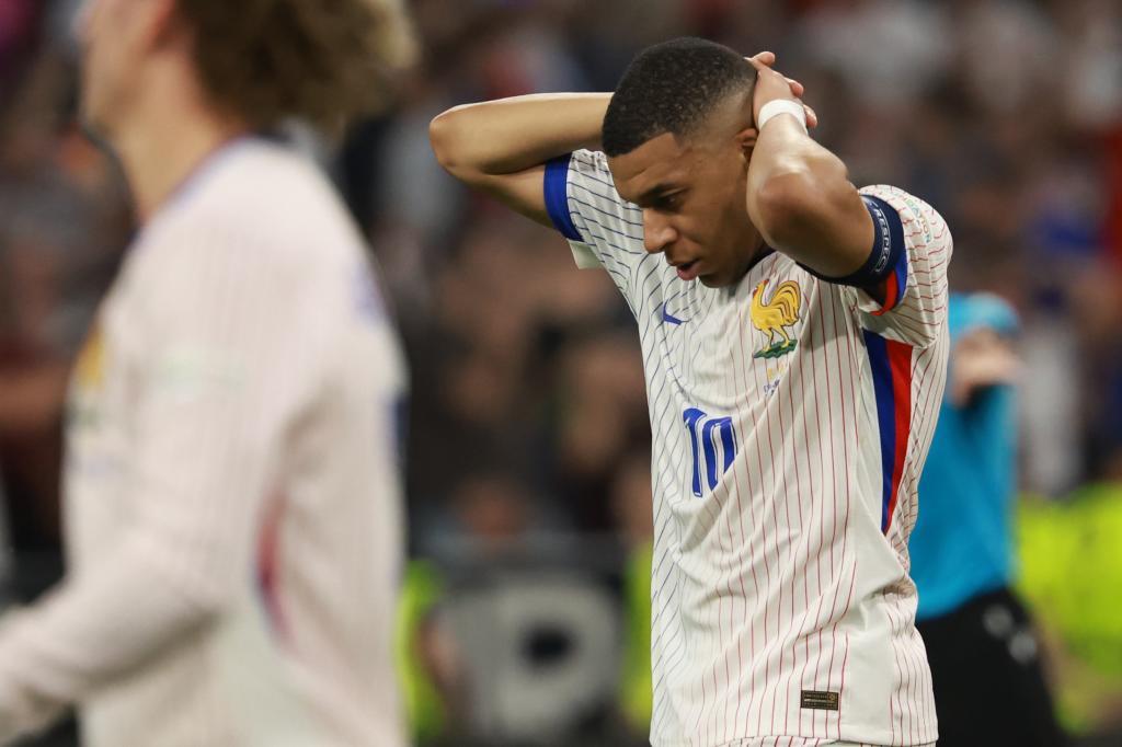 Mbappé, incrédulo, durante la semifinal ante España.