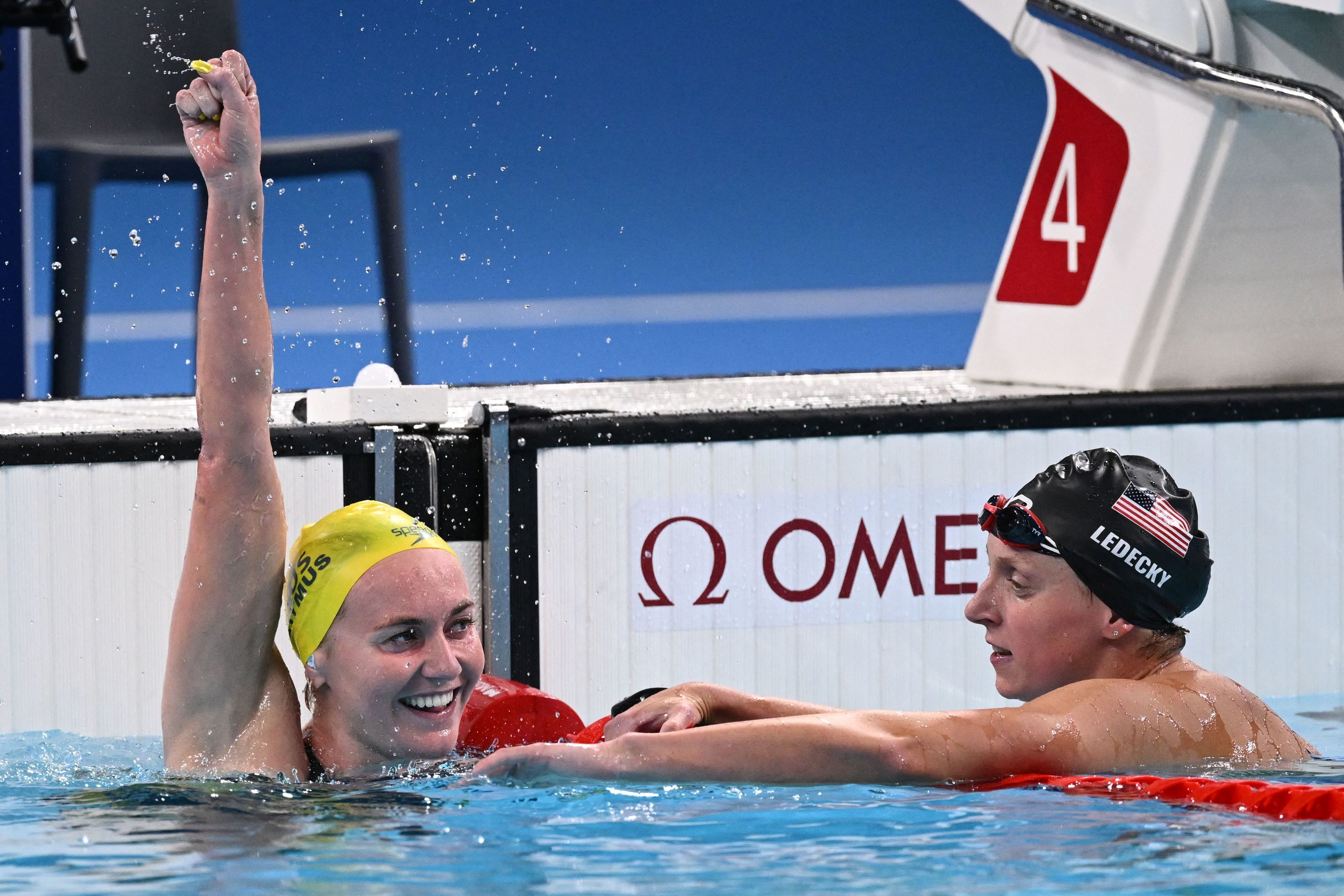 Titmus, ante Ledecky, tras su victoria en los 400 libre.