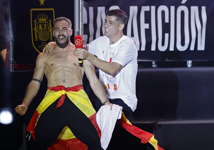 Los mejores momentos de la celebración de la Eurocopa: del "Gibraltar español" a De la Fuente cantando por Julio Iglesias y alguna que borrachera