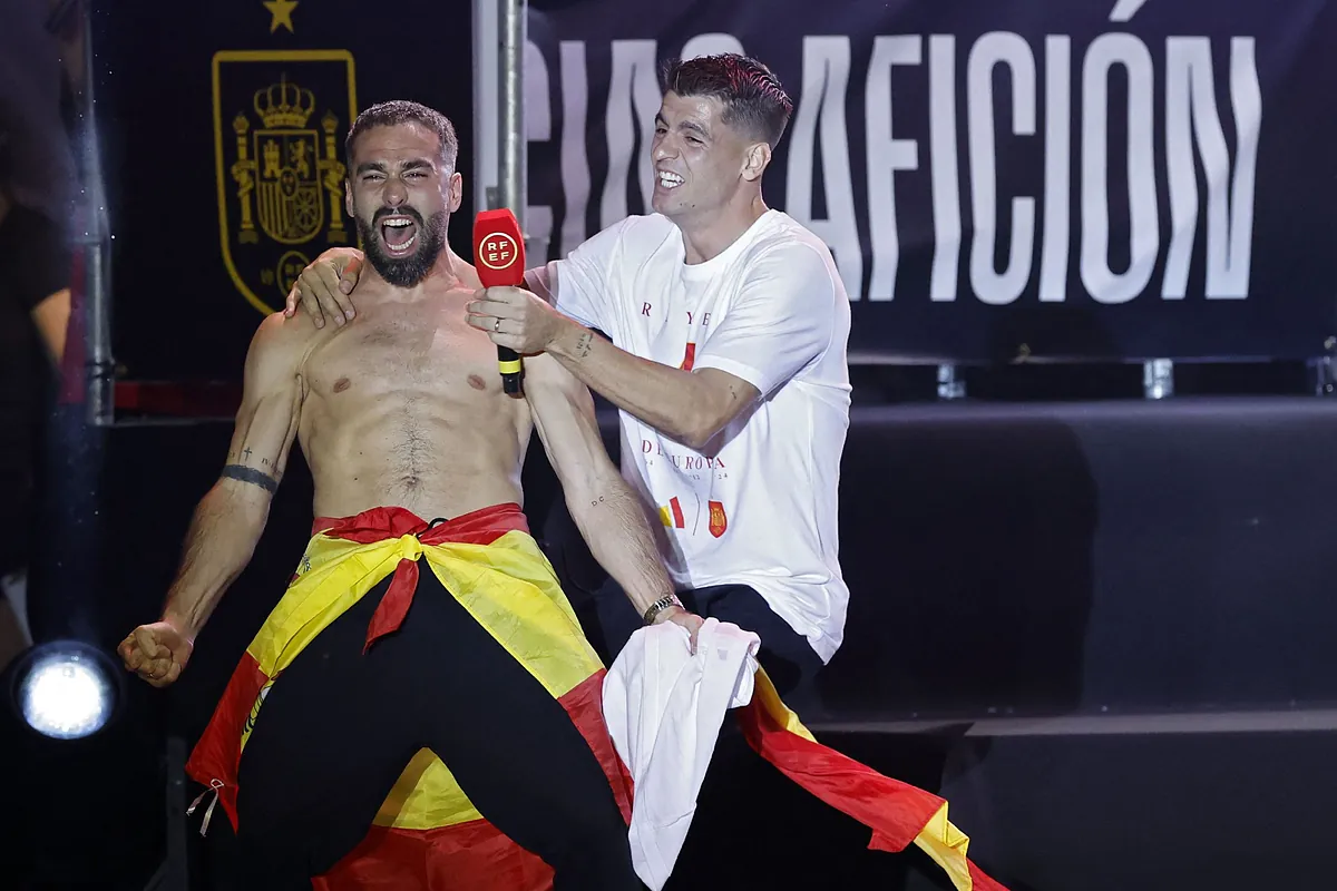 Los mejores momentos de la celebración de la Eurocopa: del "Gibraltar español" a De la Fuente cantando por Julio Iglesias y alguna que borrachera