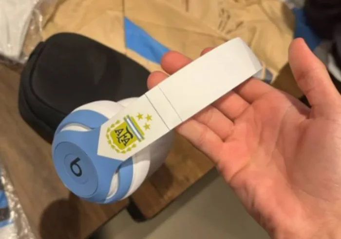 Messi regala 23 auriculares personalizados a todos sus compañeros de la Selección Argentina antes de jugar la final de la Copa América