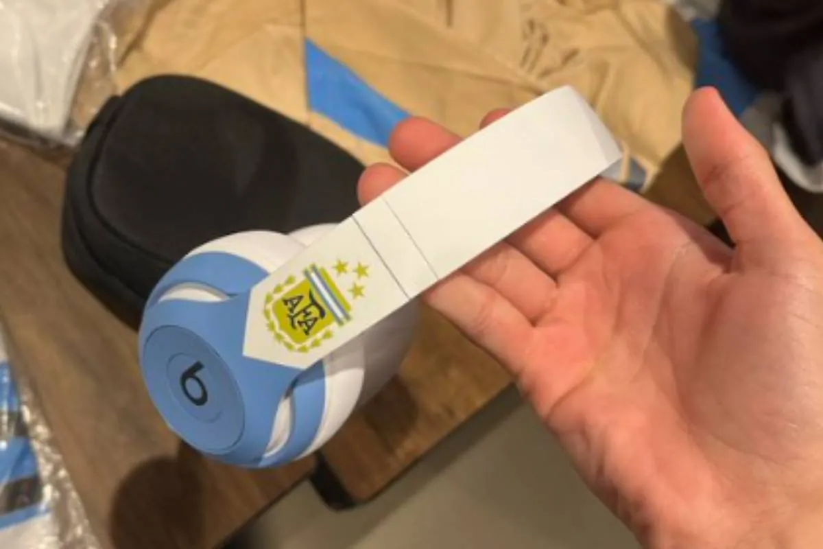 Messi regala 23 auriculares personalizados a todos sus compañeros de la Selección Argentina antes de jugar la final de la Copa América