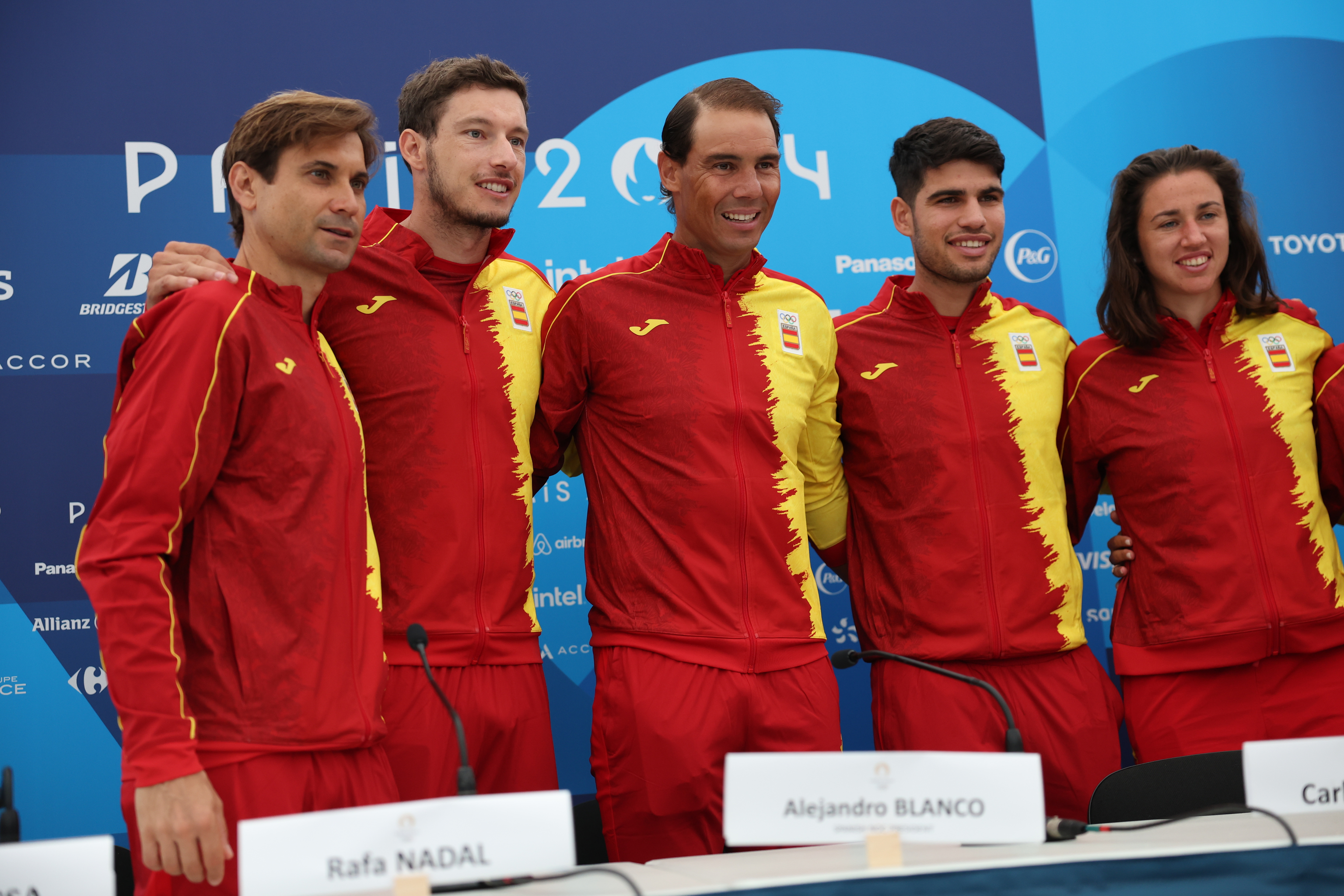 Los integrantes del equipo olímpico español de tenis posan durante una rueda de prensa