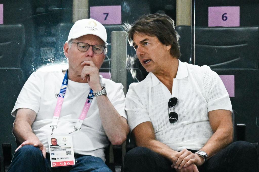 Tom Cruise (derecha) viendo a Biles este domingo en París.