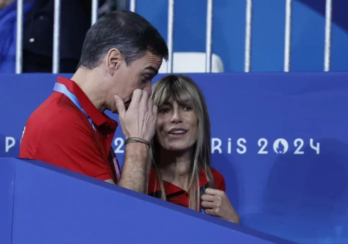 Pedro Sánchez y Begoña Gómez animan en París a los judocas españoles