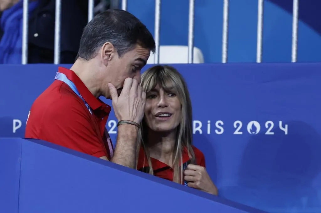 Pedro Sánchez y Begoña Gómez animan en París a los judocas españoles