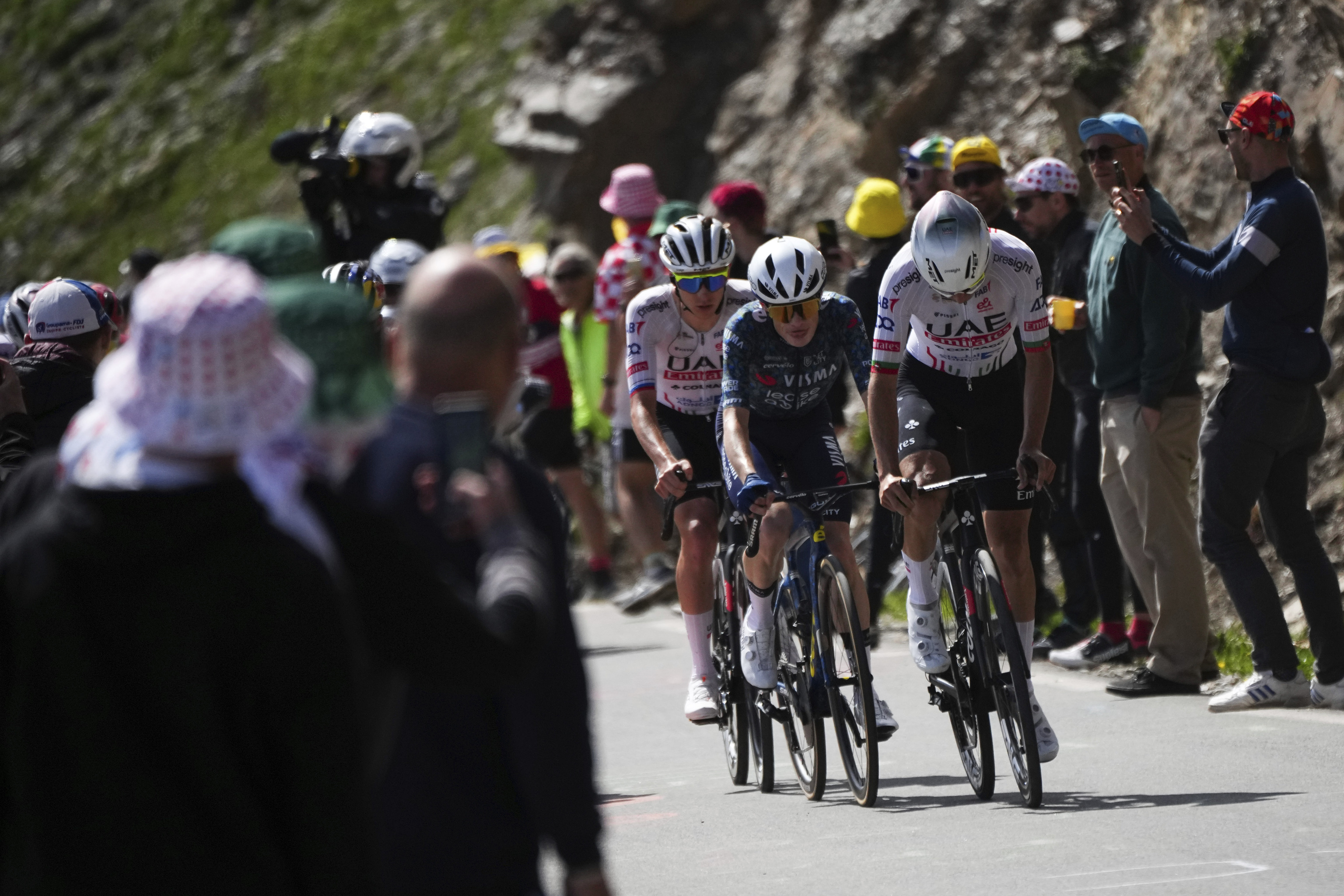 Ayuso, Vingegaard y Pogacar, en la subida al Galibier.