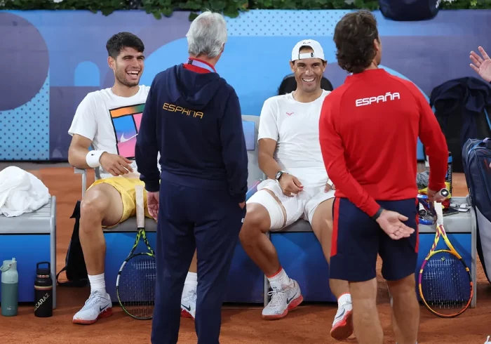 Rafa Nadal vuelve a los entrenamientos con el muslo derecho vendado