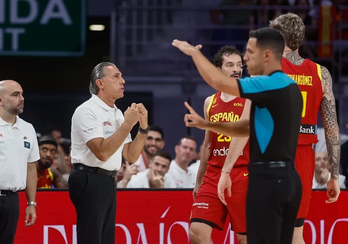 Scariolo protesta por la situación de la selección de baloncesto en los Juegos: "No podemos entrenar en condiciones los dos días antes del debut"