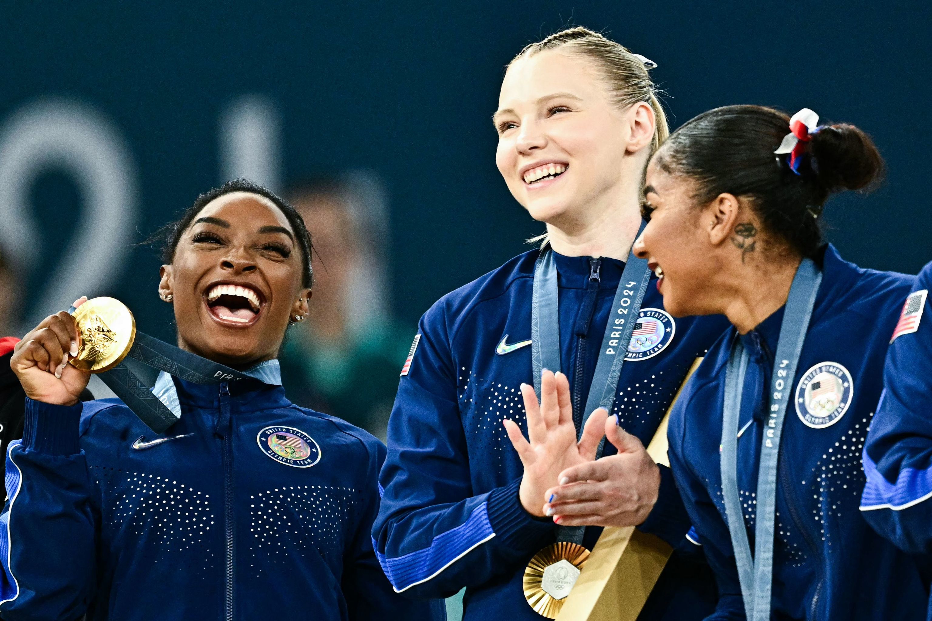 Biles, con su primer oro en el Bercy Arena.