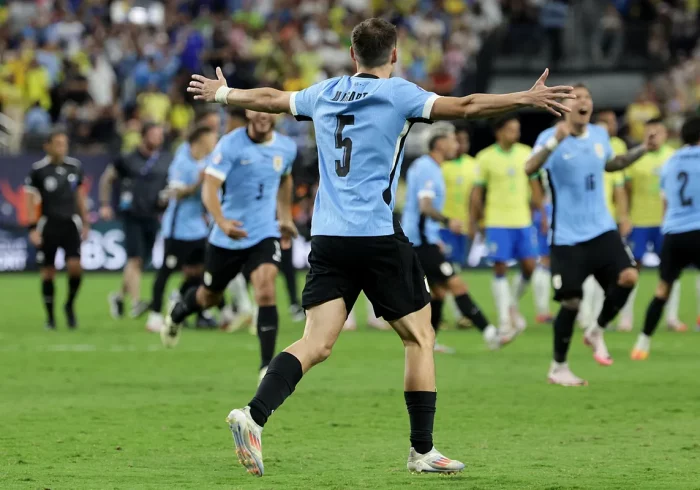 Uruguay levanta un muro ante Brasil y avanza a semifinales con más fe que fútbol