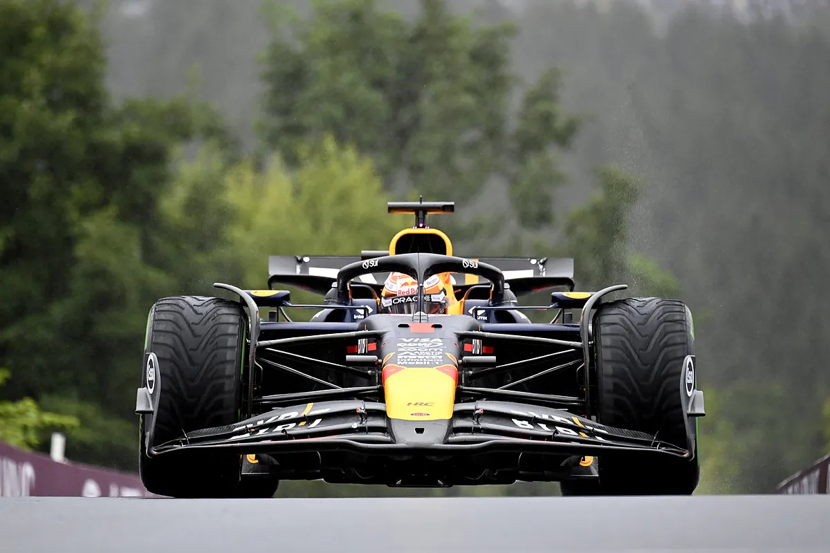 Verstappen domina bajo el agua, pero Leclerc se queda con la 'pole' virtual en Spa