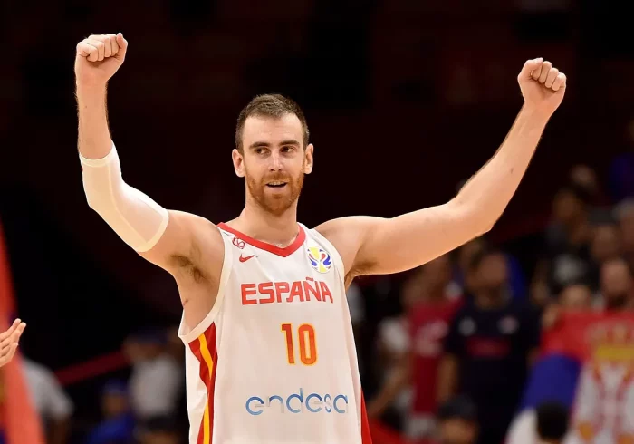 Víctor Claver deja el baloncesto tras 18 años y un brillante palmarés con España