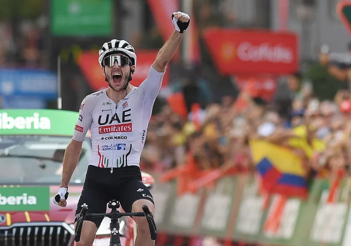 Adam Yates reina en las cumbres de Granada y ratifica su candidatura al podio de la Vuelta