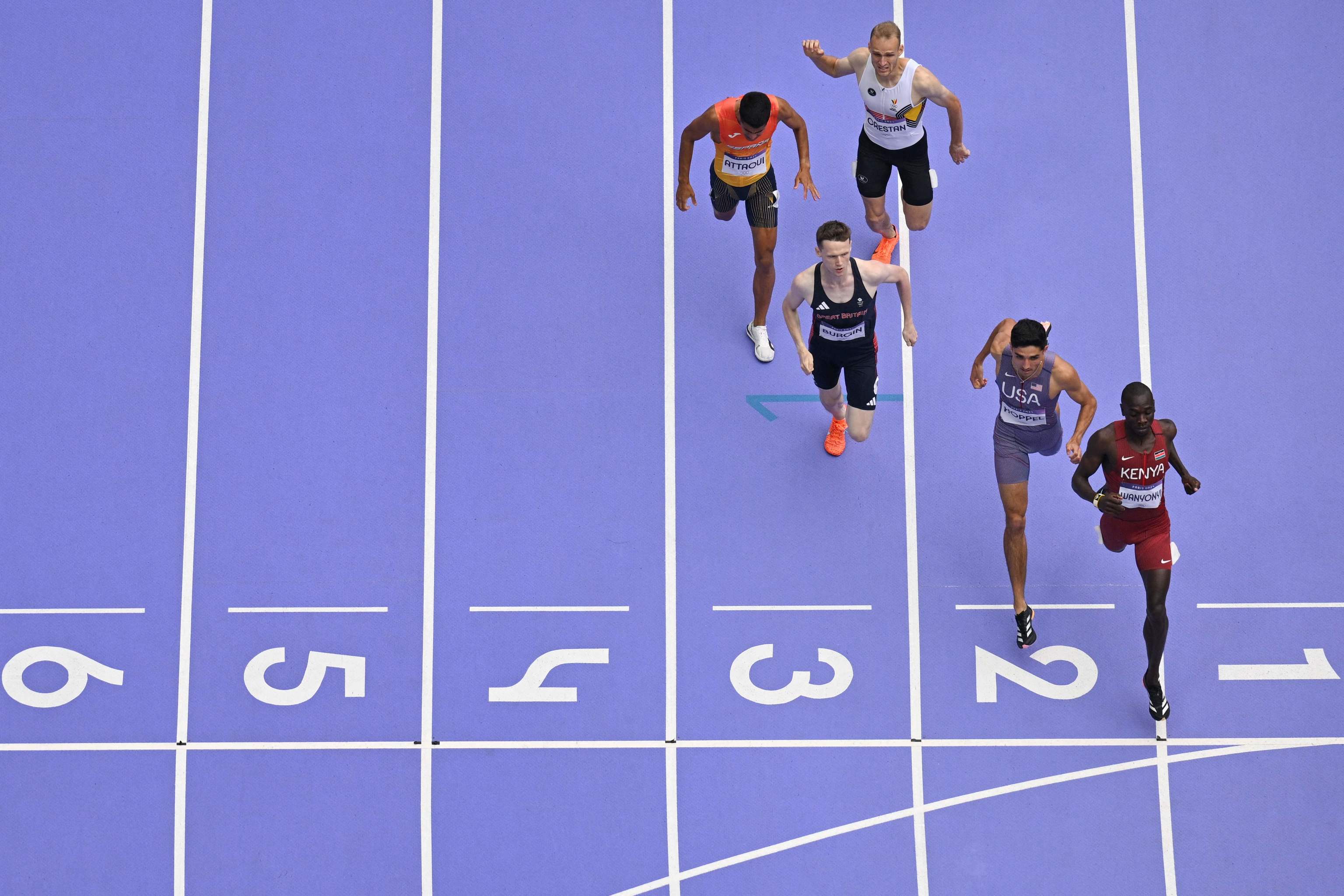 Imagen de la semifinal del 800, con Attaoui cuarto.