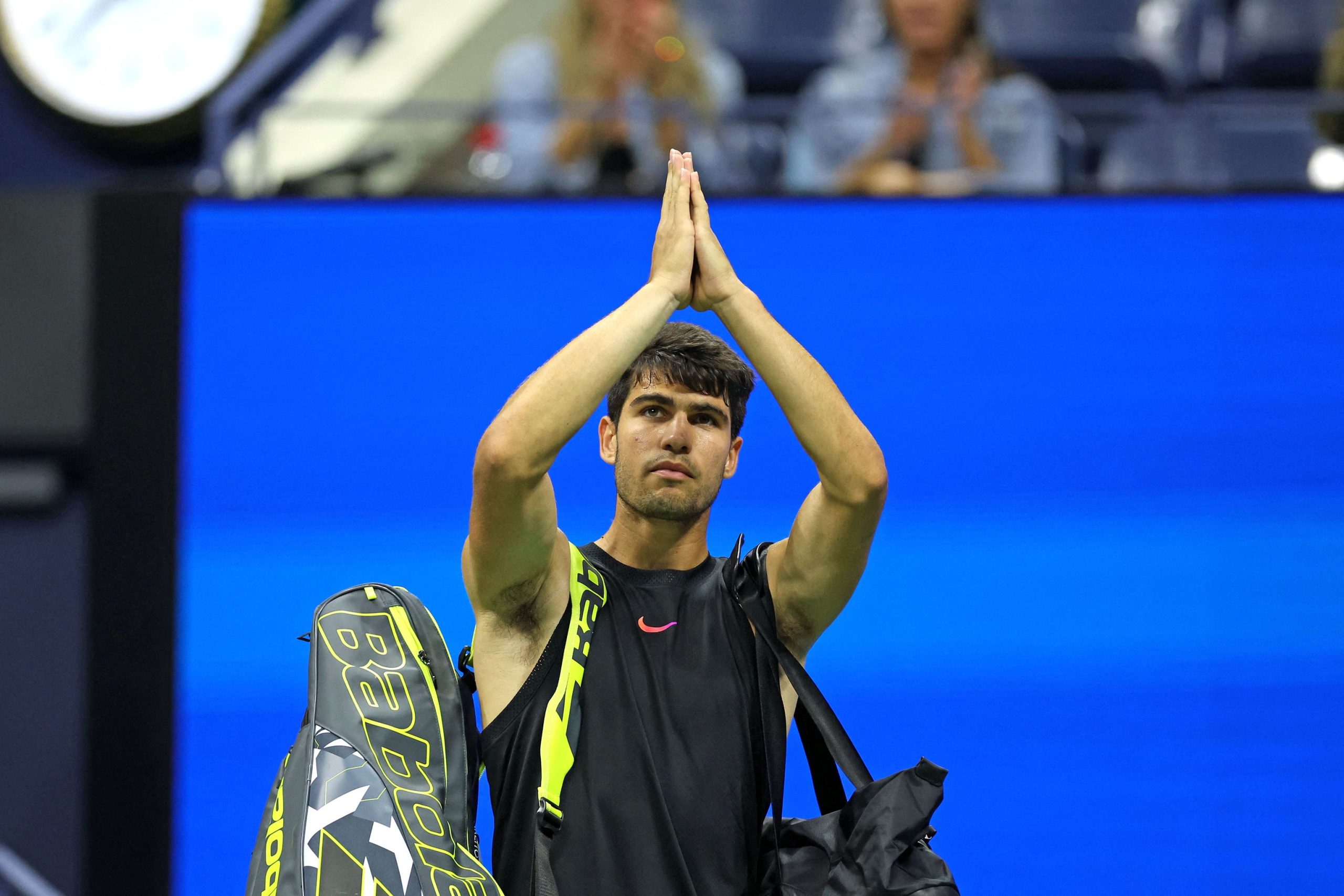 Alcaraz desaparece y pierde en tres sets ante el número 74 del mundo en el US Open