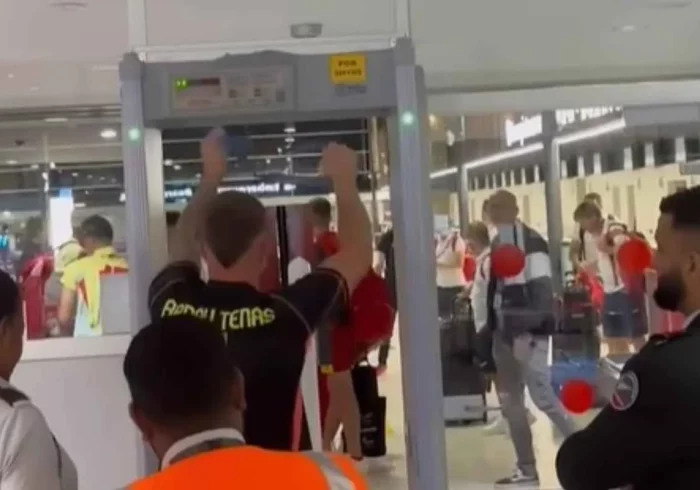 Arnau Tenas se hace viral con su vacile al pasar el detector de metales del aeropuerto