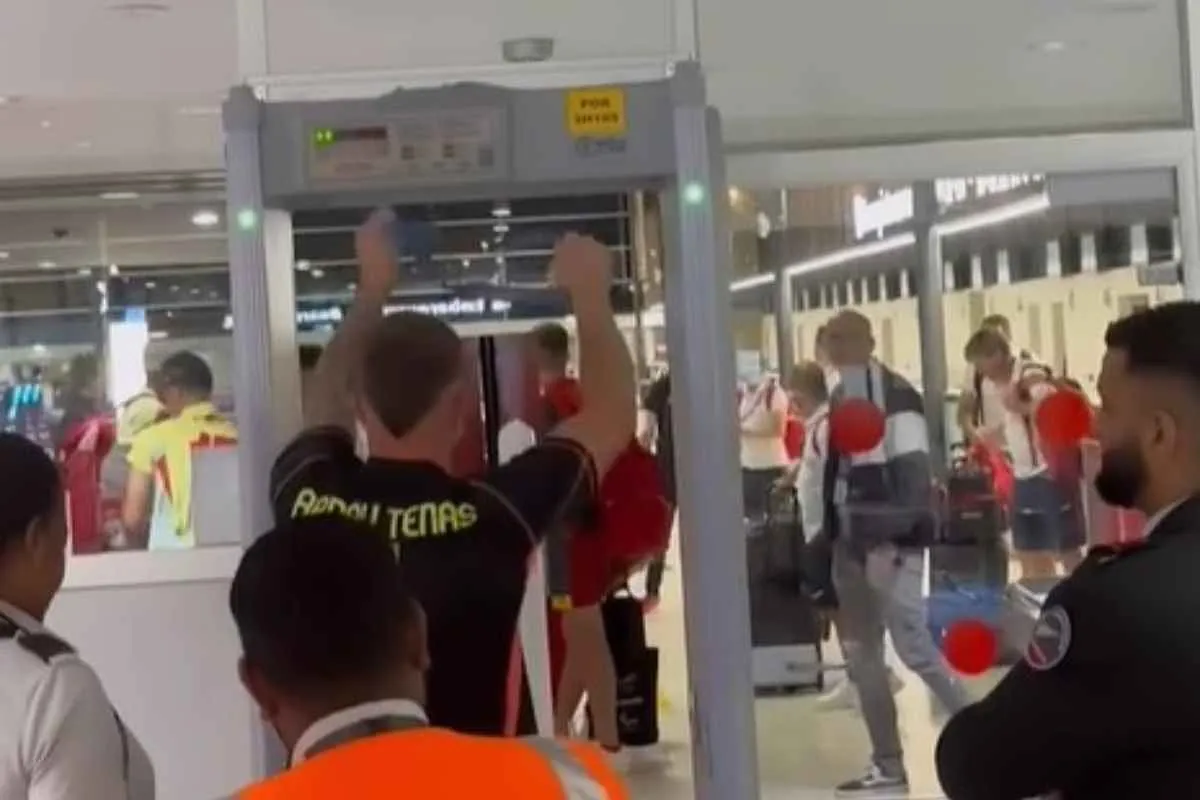 Arnau Tenas se hace viral con su vacile al pasar el detector de metales del aeropuerto