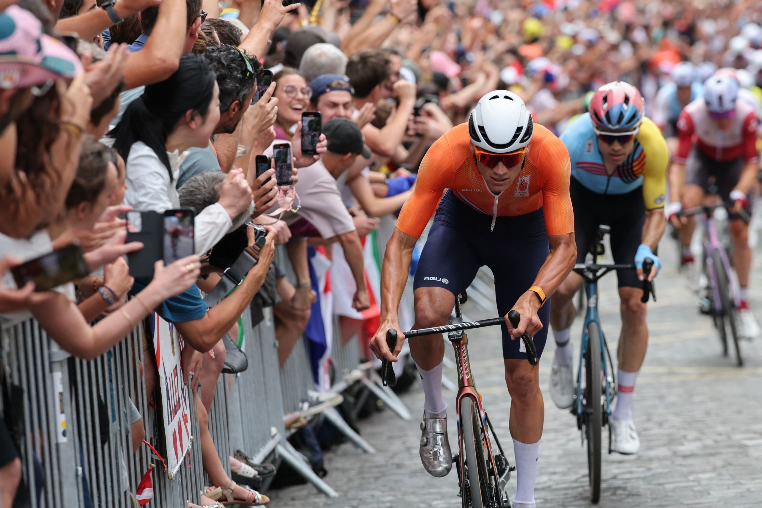 Doblete de drama y éxtasis de Remco Evenepoel: se exhibe en París y gana el oro también en ruta