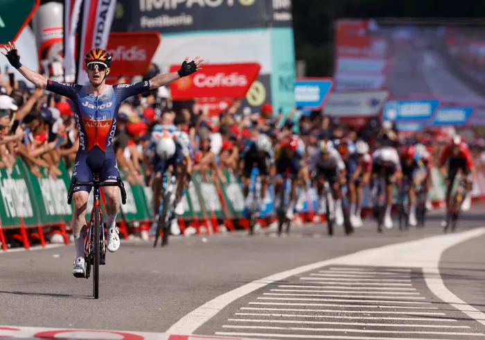 Dunbar sonríe en Padrón mientras Roglic y Mas le dan otro mordisco a O'Connor