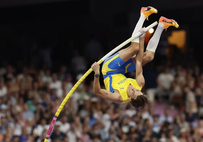 Duplantis eleva su récord del mundo más allá del cielo en una noche de ensueño en París