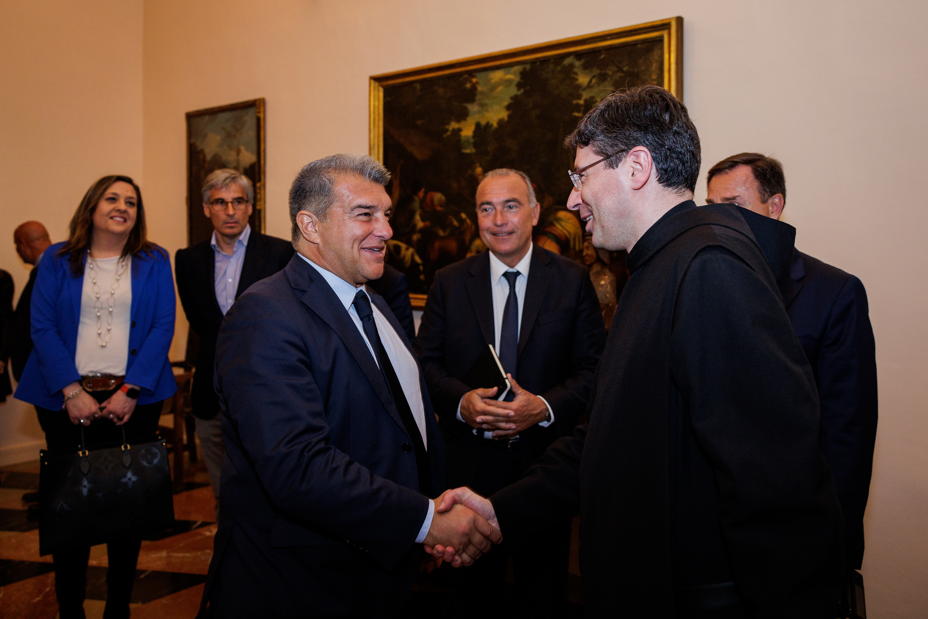 Joan Laporta saluda a un sacerdote del Santuario de Montserrat durante una de sus últimas visitas.