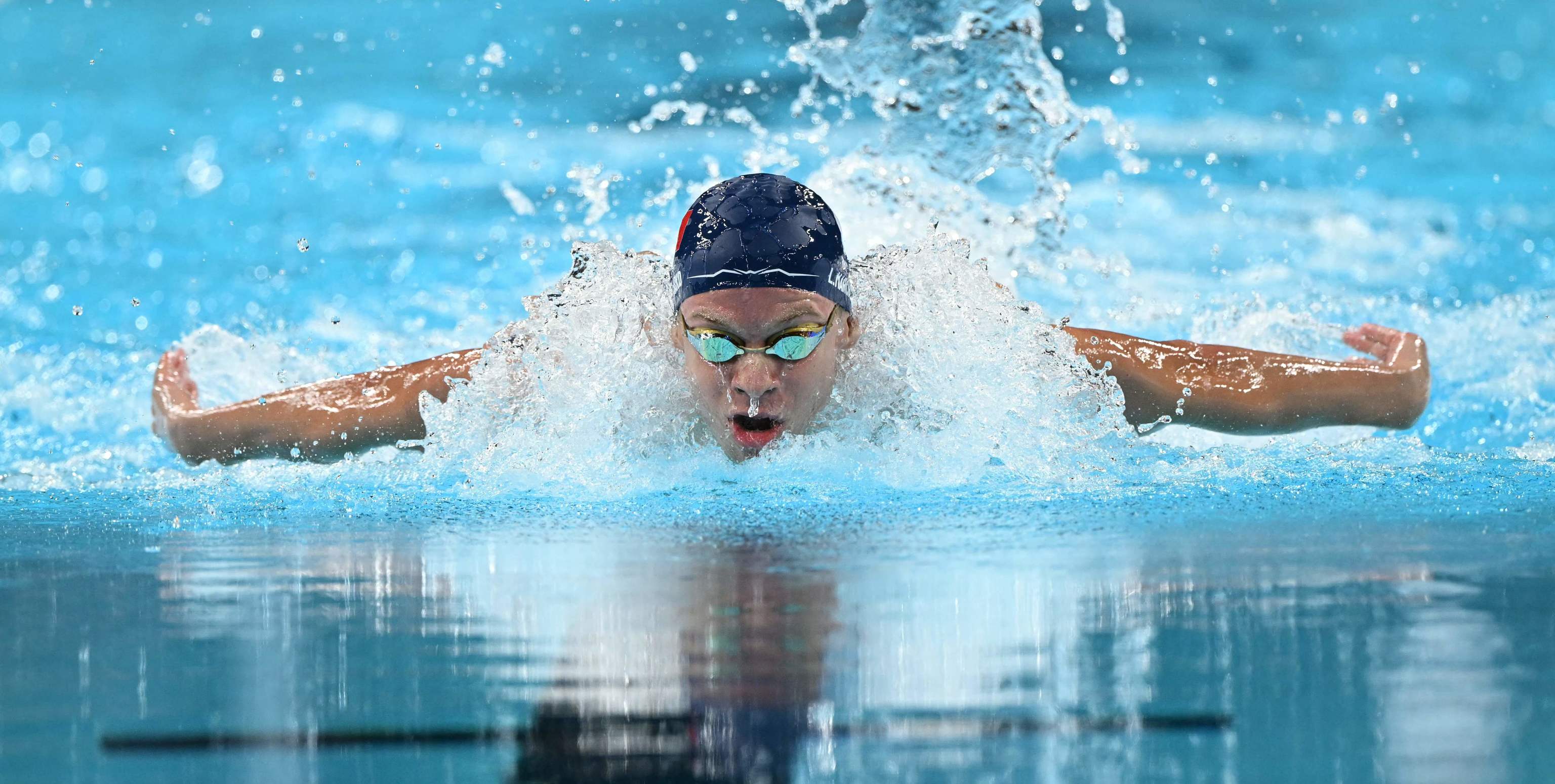 Léon Marchand compite en la final de los 200 metros mariposa en París..