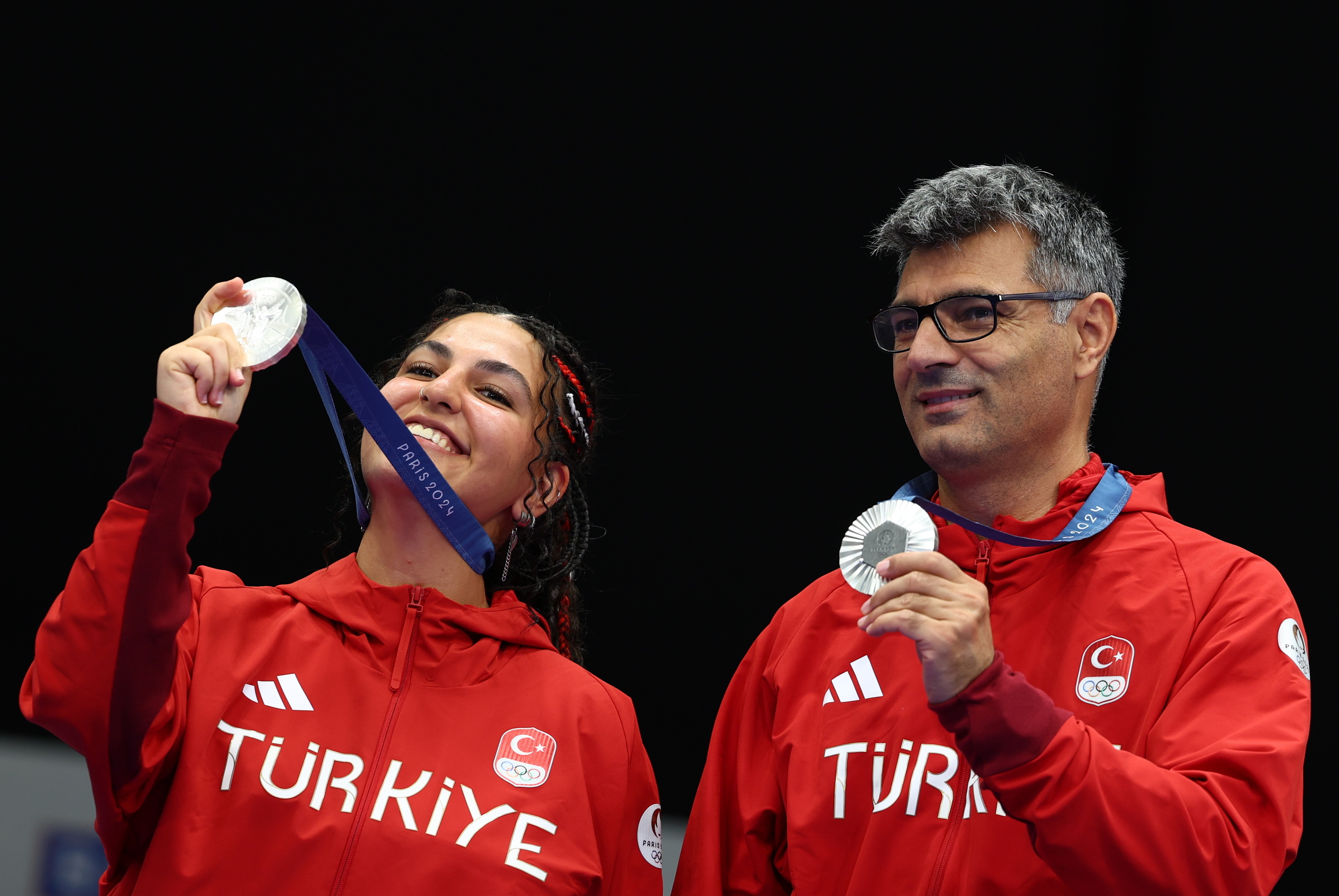 Ilayda Sevval y Yusuf Dikec mostrando su medalla de plata en los Juegos Olímpicos de París.