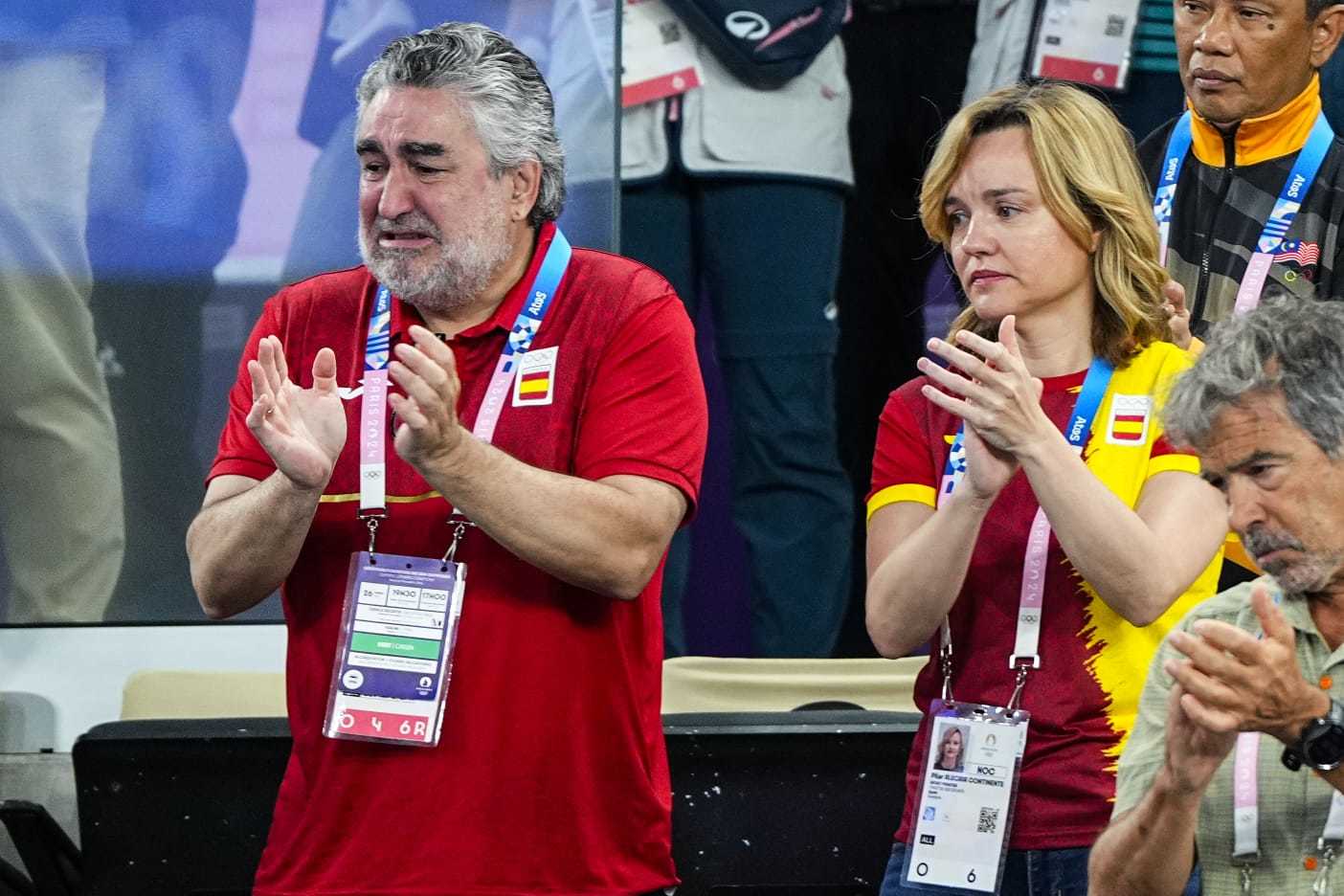 José Manuel Rodríguez Uribes y Pilar Alegría aplauden a Carolina Marín tras su retirada