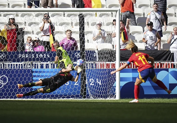 Fútbol femenino: Alexia Putellas falla un penalti en el 96 y la España de los errores se despide de París sin medalla