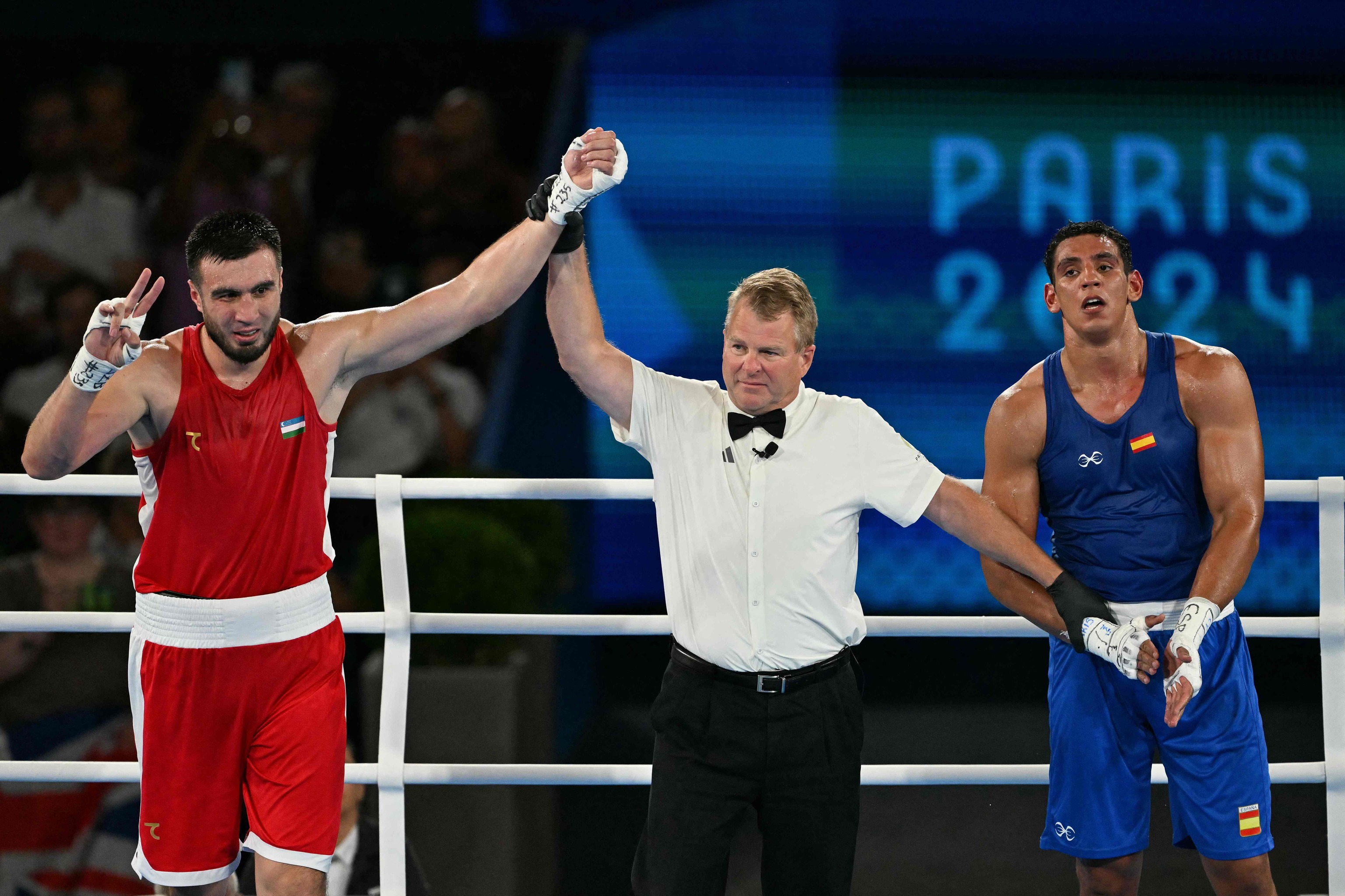 Jalolov festeja su triunfo en la final.