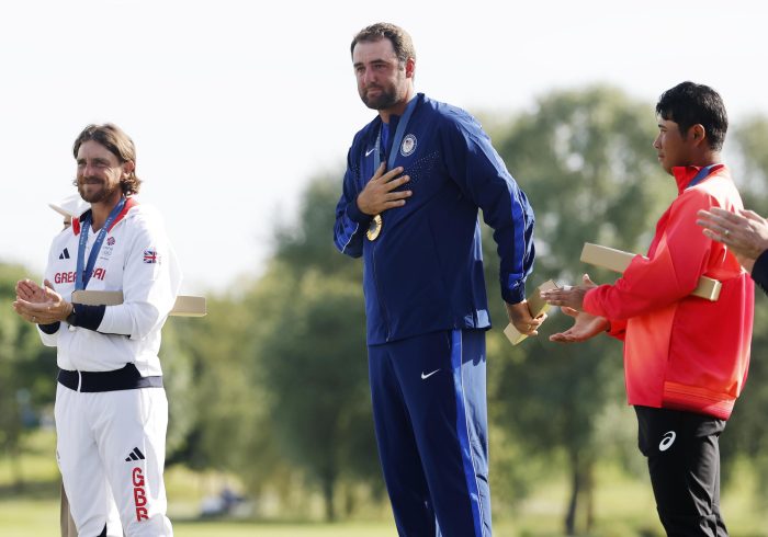 Jon Rahm, quinto, se hunde a mitad de recorrido y se queda a dos golpes del podio olímpico