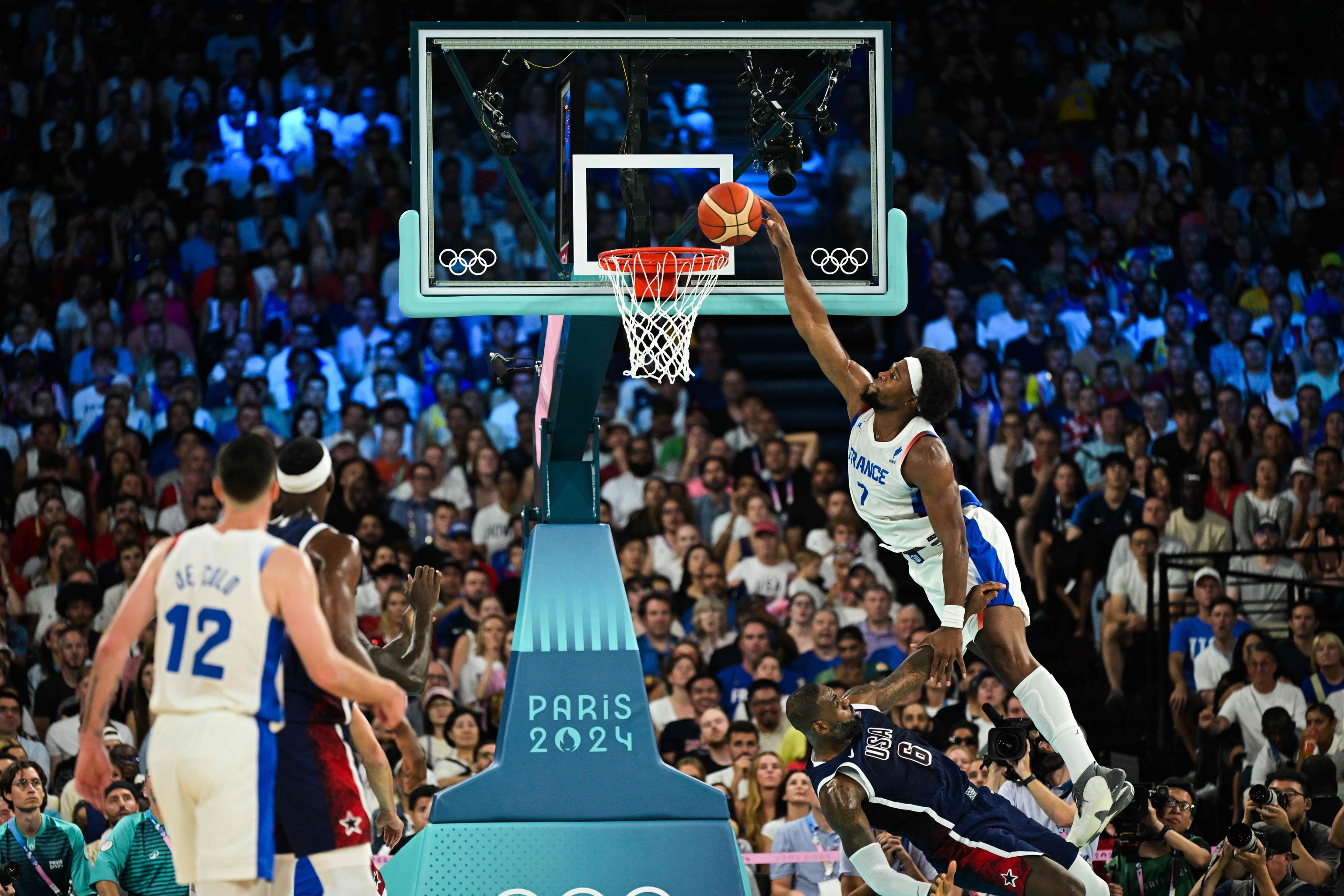 Yabusele machaca sobre LeBron, durante la final.