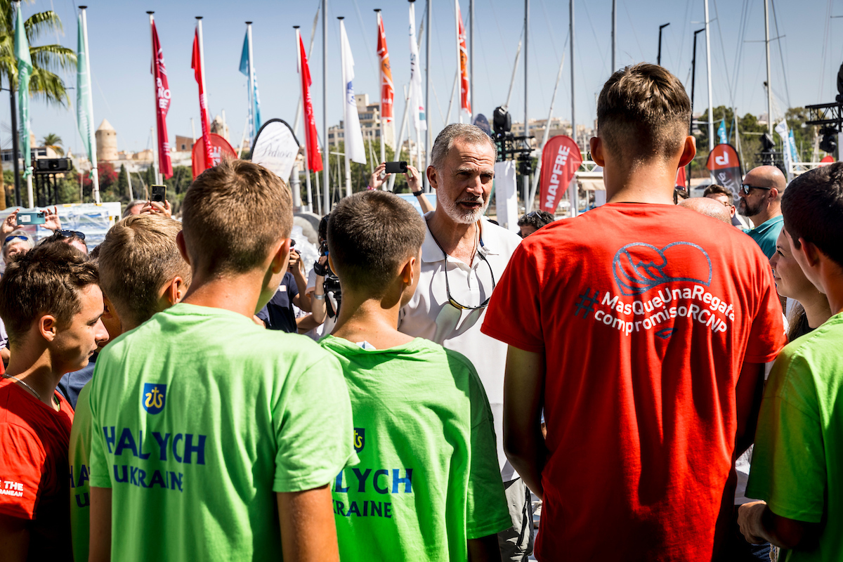 El Rey Felipe VI, participando en uno de los talleres solidarios en el Club Náutico de Palma.