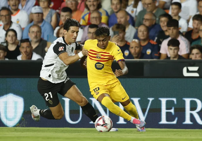 Lamine Yamal, arropado en Mestalla: el abrazo de Flick, un férreo marcaje y el aplauso del rival