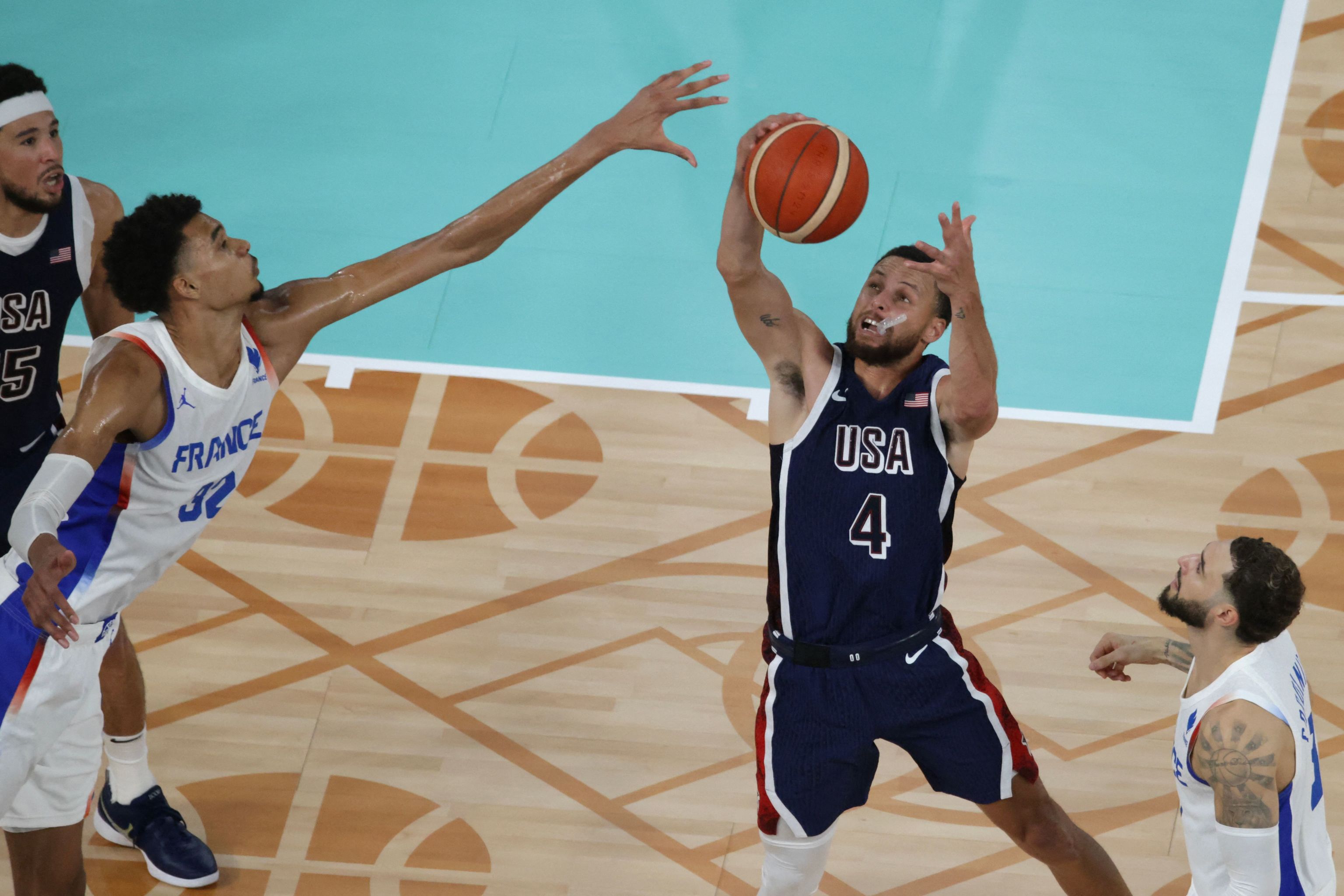 Curry y Wembanyama, durante la final.