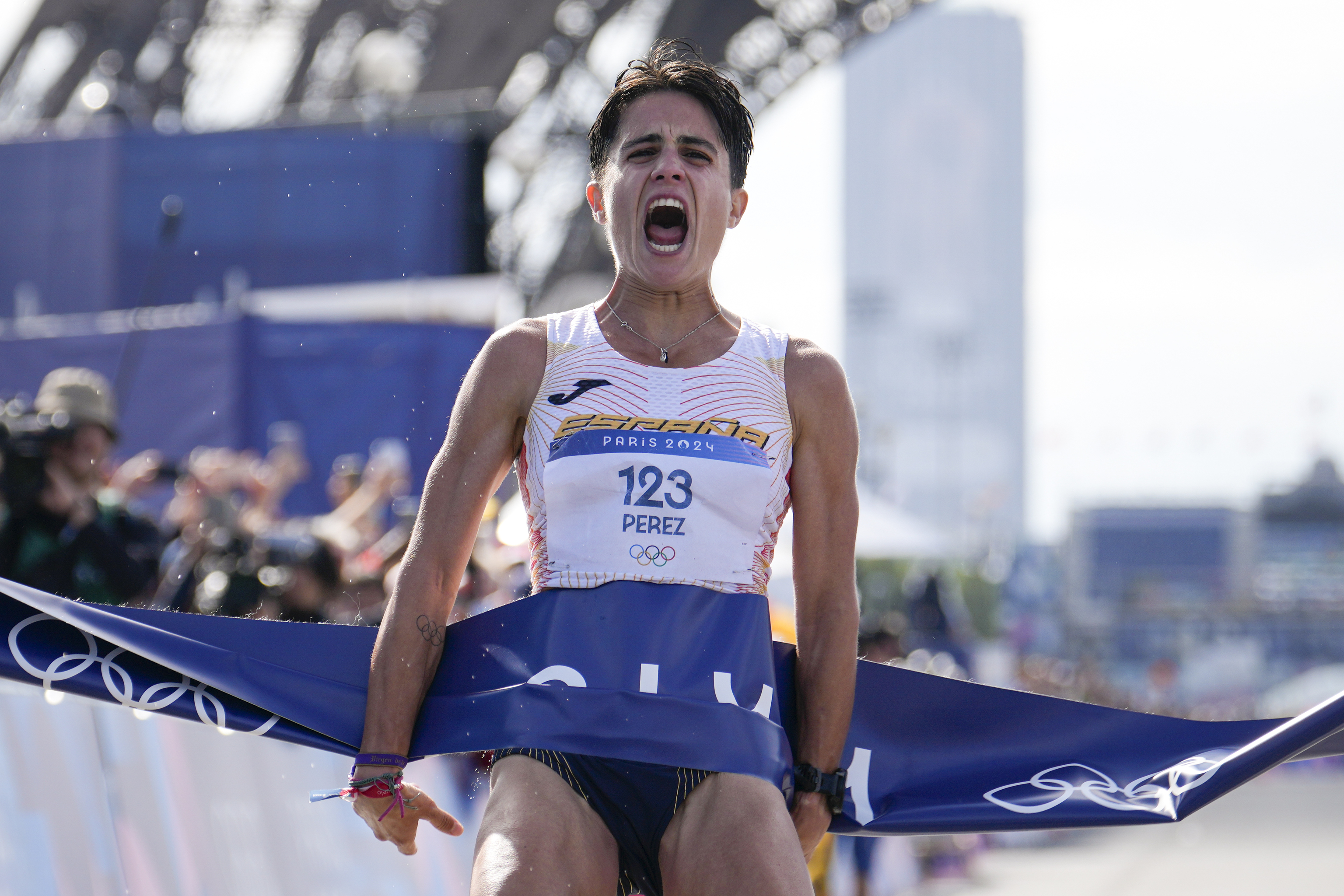 María Pérez cruza la meta primera en la marcha mixta.