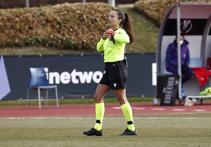 Marta Huerta, la árbitra pionera en el fútbol profesional español: "Es ya un referente para las mujeres que vienen detrás"