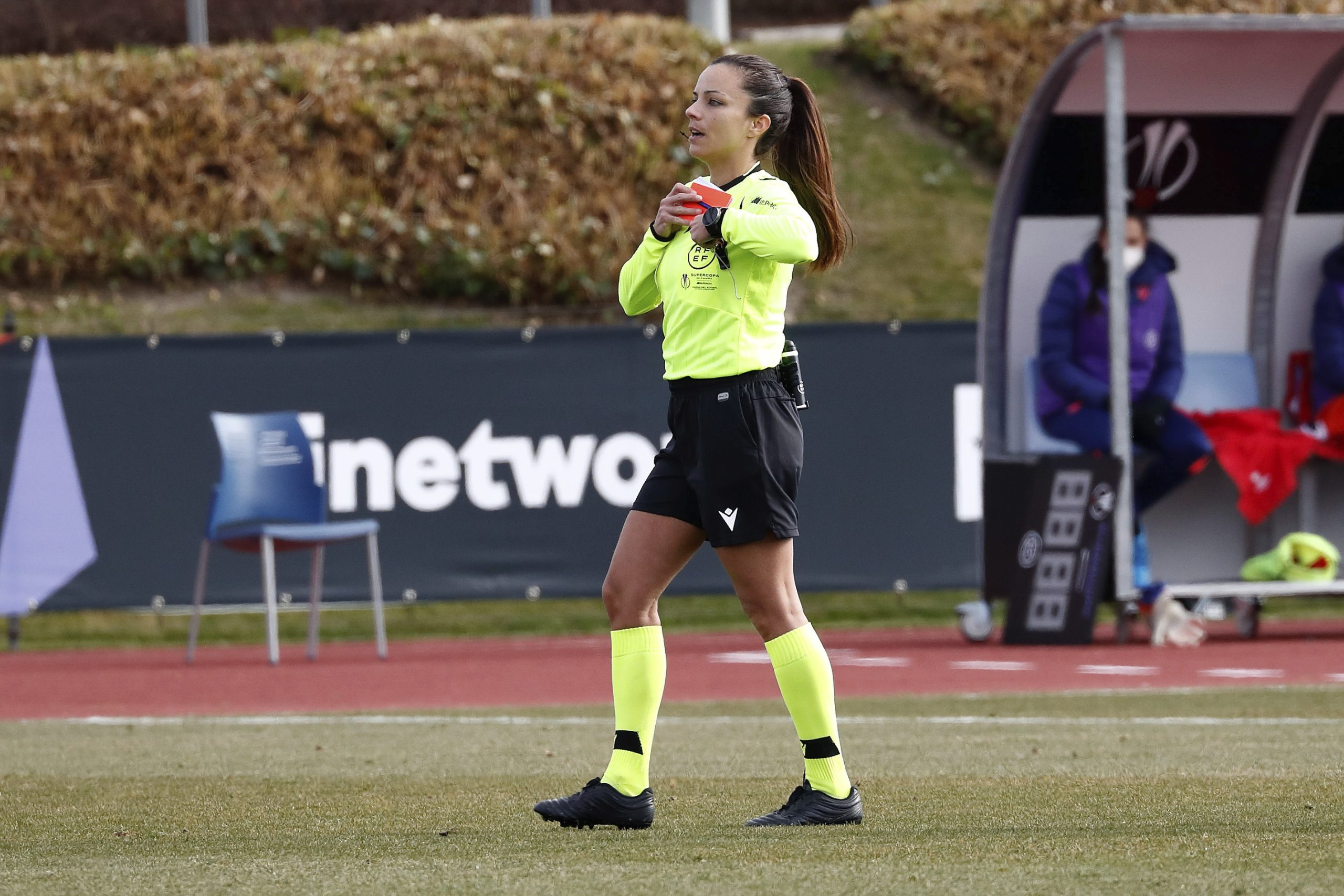 Marta Huerta, la árbitra pionera en el fútbol profesional español: "Es ya un referente para las mujeres que vienen detrás"