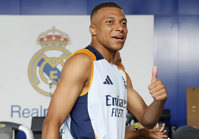 Mbappé, entre sonrisas y guiños de Ancelotti en su primer entrenamiento con el Real Madrid