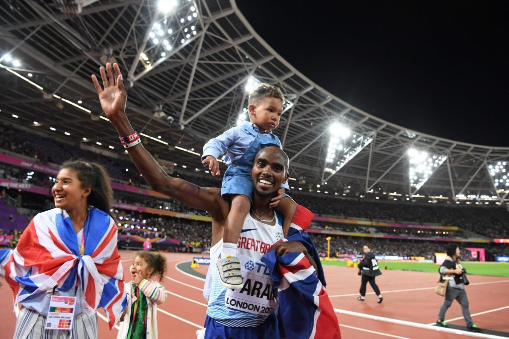 Mo Farah celebra uno de sus oros en Londres 2012.