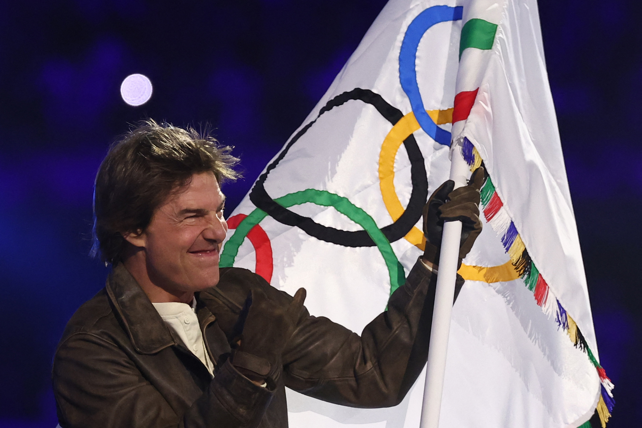 Tom Cruise, con la bandera olímpica.