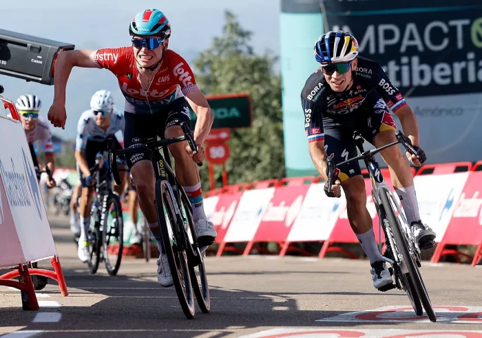 Roglic, con 'foto finish', vence al precipitado Van Eetvelt en el primer e infernal asalto de montaña de la Vuelta