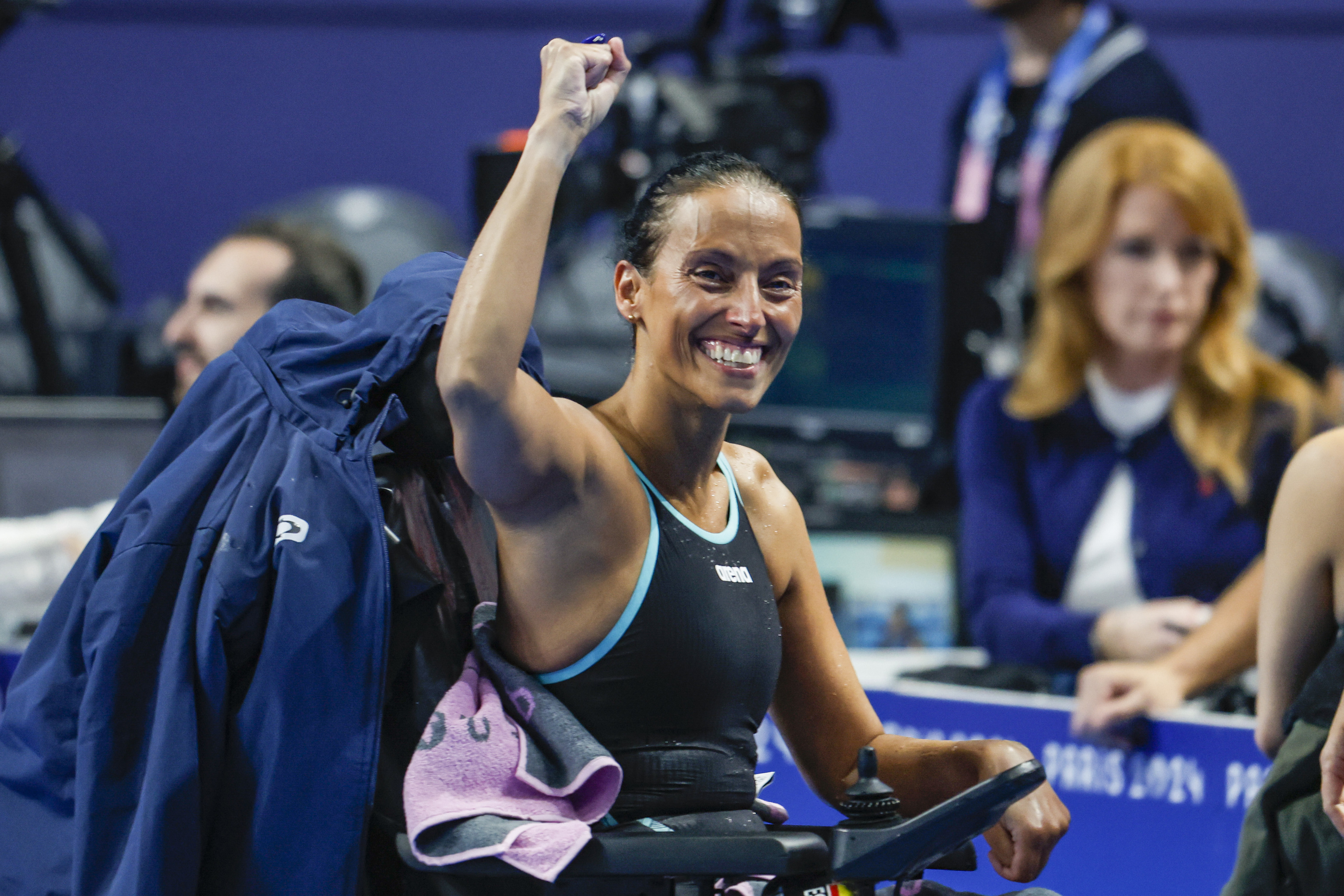 Teresa Perales saluda tras conseguir la medalla de bronce en París.