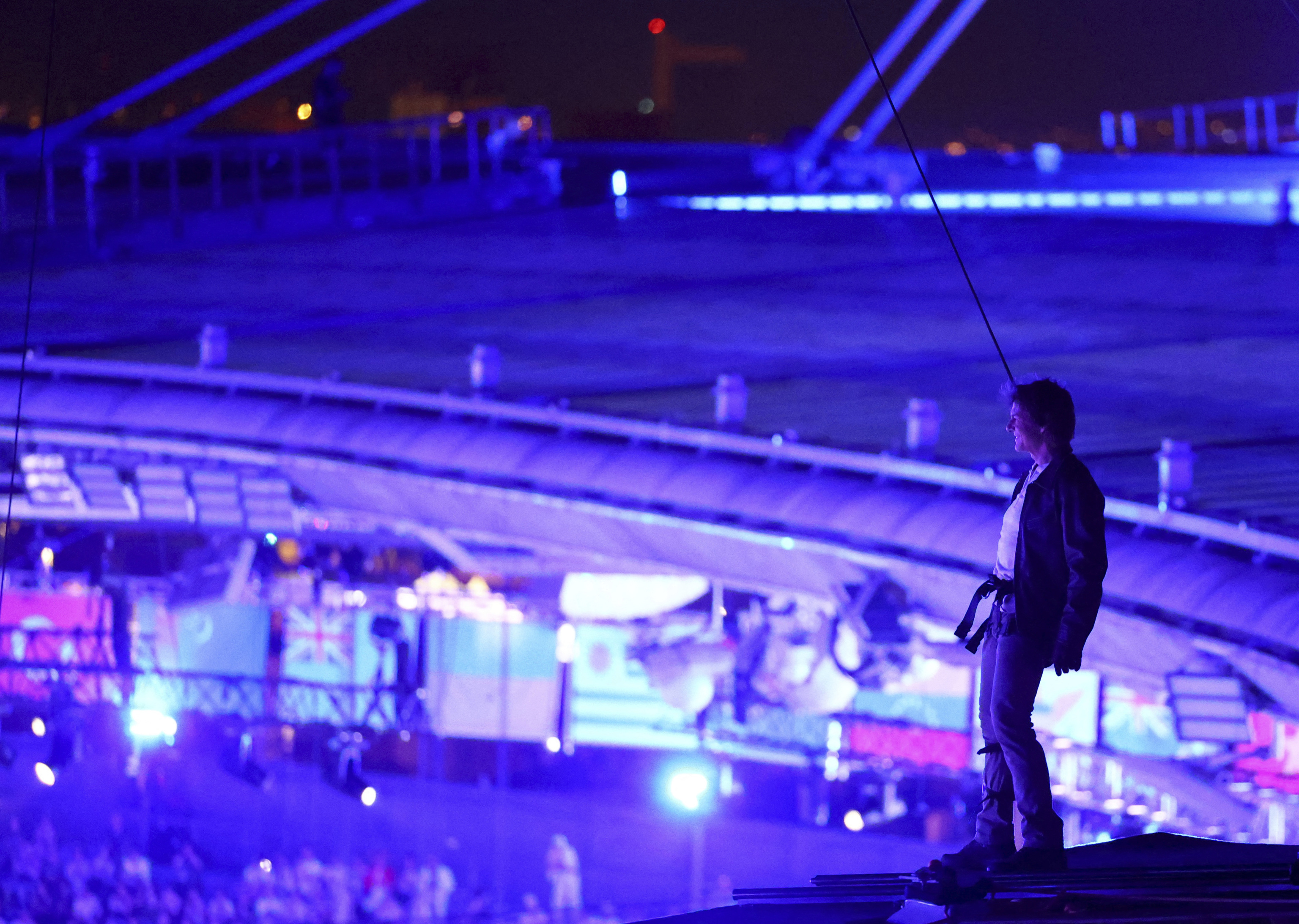 El actor Tom Crusie, preparado para saltar desde lo alto del Stade de France, en París.