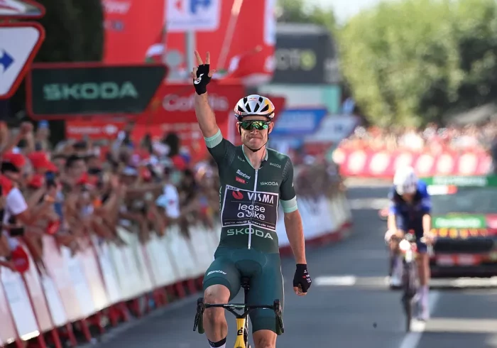 Van Aert sella su triplete en la Vuelta tras culminar una fuga de 130 kilómetros por las Rías Baixas