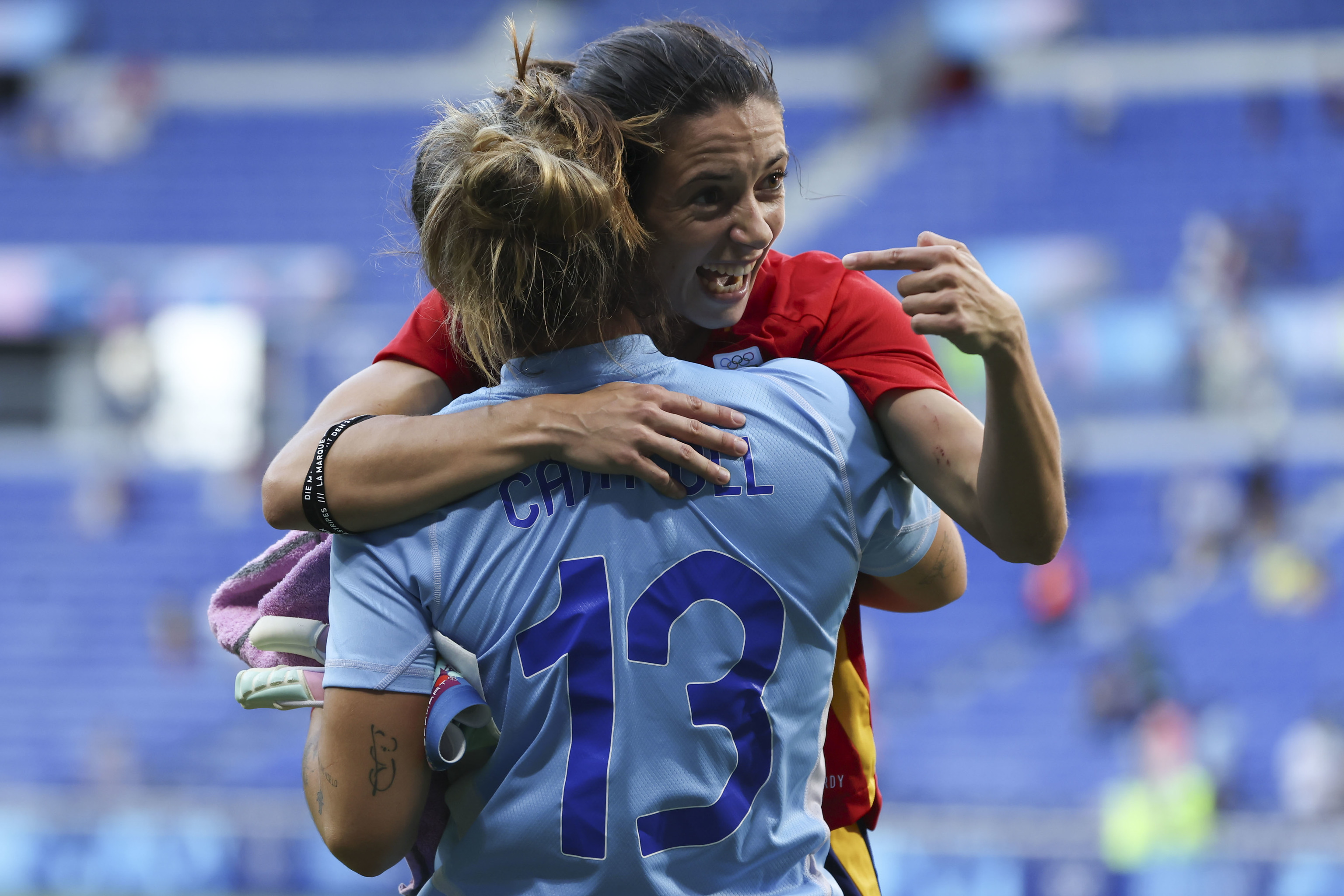 Cata Coll y Aitana Bonmati celebran su victoria ante Colombia.