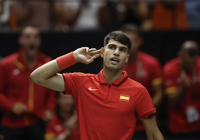 Alcaraz se sacude la angustia con dos victorias y España se acerca a la fase final de la Copa Davis