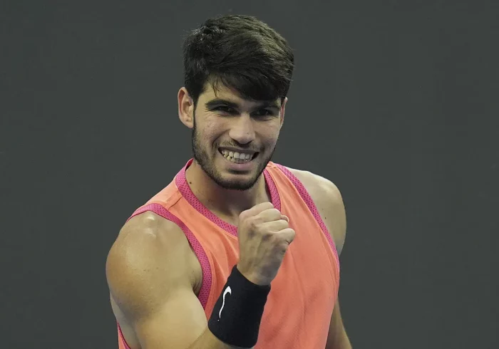 Alcaraz supera a Khachanov y avanza a las semifinales de Pekín