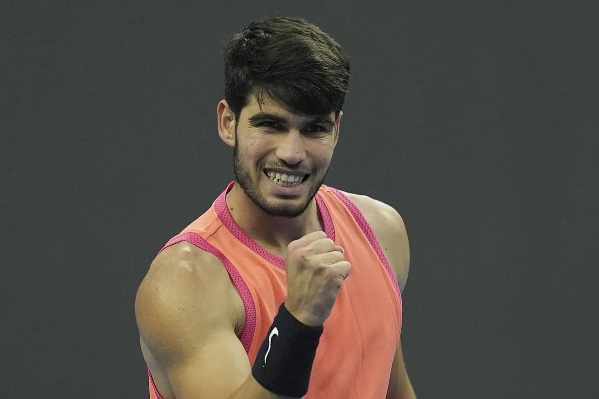 Alcaraz supera a Khachanov y avanza a las semifinales de Pekín